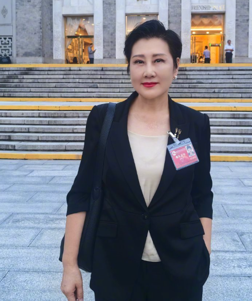 没想到，63岁张凯丽，因九三阅兵上的一个动作，再次实现口碑暴增