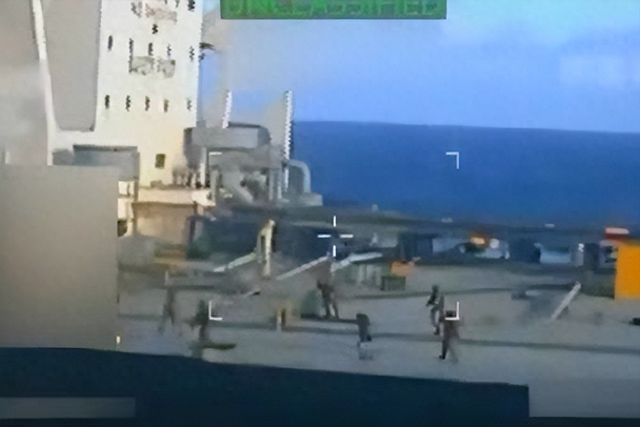 油轮被扣，美军兵临城下，川普阴谋浮现之际	，马杜罗等来两大外援