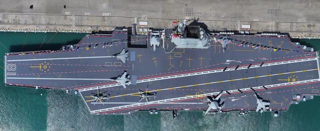 中型机如何逆袭？歼-35靠极致空间与隐身技术，成福建舰核心利刃