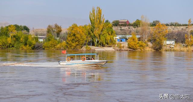 以金黄为主色调的秋日景泰龙湾