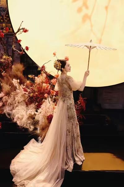 笑不活，佟丽娅发文祝福董璇新婚快乐，评论区都是唱反调的