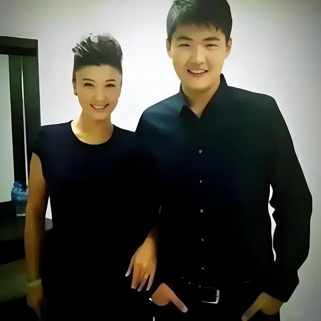 道歉不到24小时	，闫学晶再迎三大噩耗，她儿子可能30万都赚不到了