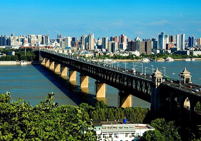 武汉长江大桥魅力无限，竟然享有“全国重点文物保护单位”的荣誉