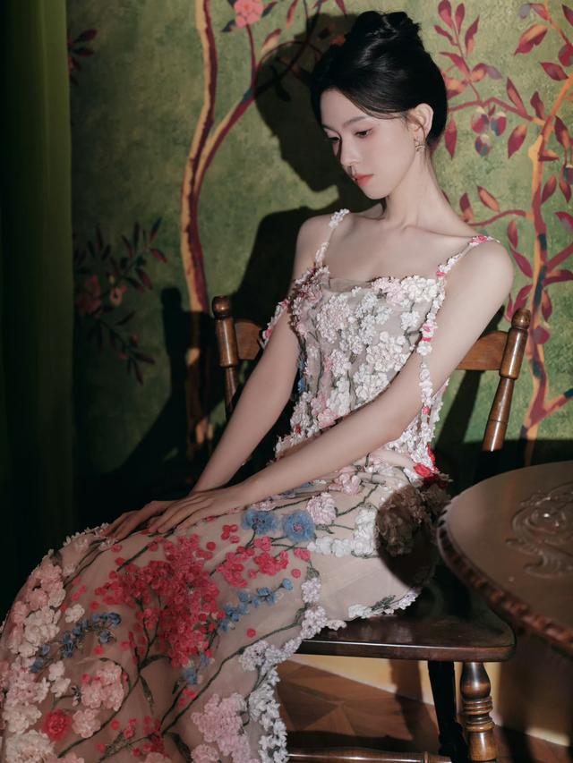 身穿花裙 风情万种的陈瑶