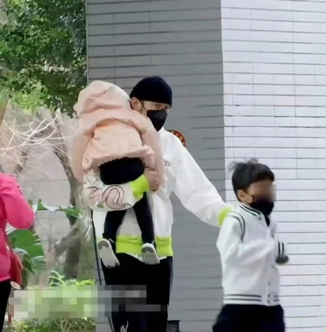 小天赐	，终为父母当年的“冲动”买了单，年仅6岁活得不像个小孩