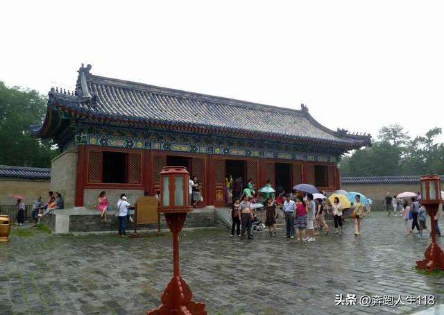 古木参天、绿草如茵，天坛景色秀