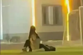 惊爆眼球！高校操场情侣不雅行为曝光，校方紧急撇清：与我们无关图片