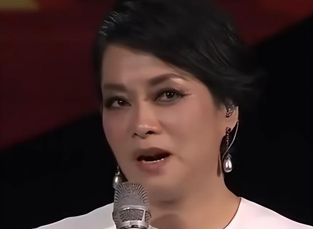 放弃争夺260亿遗产，带着女儿远走美国，如今才知道她有多明智