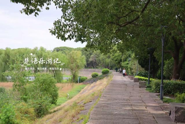 宁波镇海居然藏着一个小苏州园林，绿树掩映着亭台楼阁，值得游玩