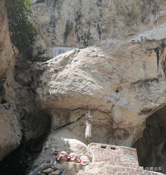 广西百色平果市四塘镇的公路边有文保级石刻，洞内还有很多金坛