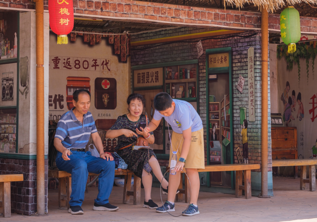 洪洞大槐树景区民俗村打麦场家庭游玩热潮持续升温