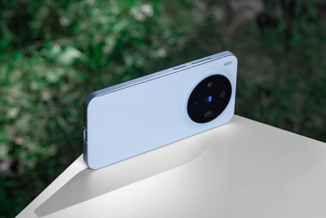 一抹自在蓝 温润如丝绒 vivo X300真机图赏