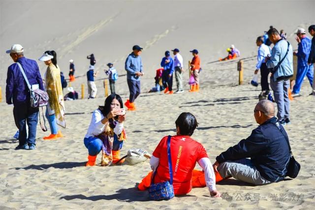 中国八方旅游联合体首趟青甘旅游大型专列抵达敦煌