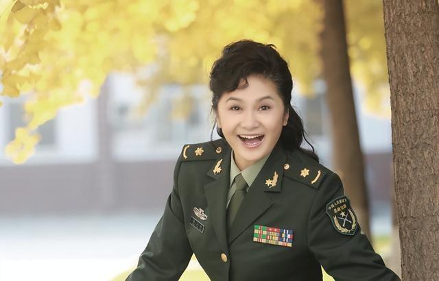 她是天生丽质的美女演员，嫁给军委副主席之子，离婚后成知名画家