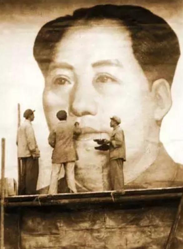 天安门为何不悬挂毛主席的照片，反倒要挂画像？答案令人意想不到