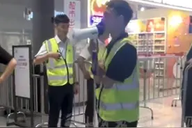 果然还是学废了！郑州永辉胖东来，保安火了！网友：这态度很永辉图片