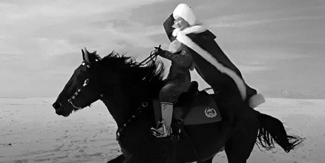 装都不装了！贺娇龙去世仅1天，恶心的事情露出了，结局大快人心