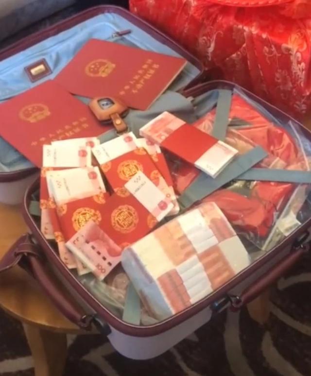 和朱小伟离婚4年，耗尽人气后"回心转意"的陈亚男，原形毕露了