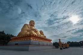 金身法相保平安：弥勒佛带你开启好运连连模式！图片