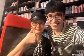 刘欢在家请客，变胖了，妻子卢璐罕见露面，跟丈夫一样福气满满！图片