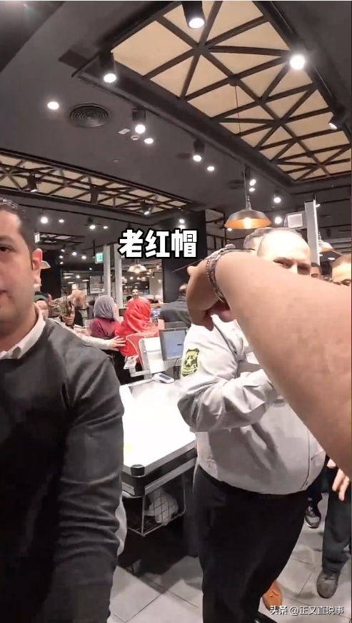 威武！俩中国女生埃及游，与当地5人互殴，完胜后获围观者竖拇指