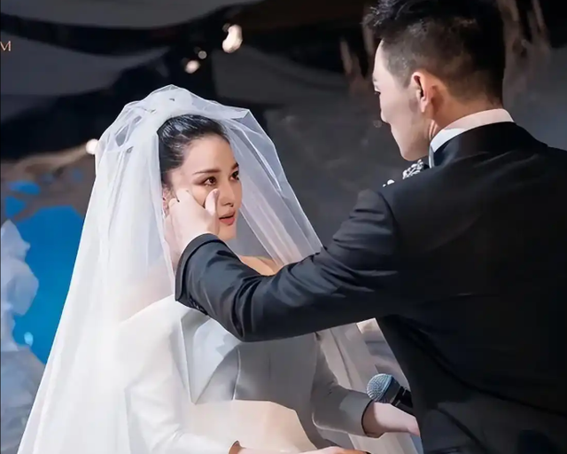 16年前靠性感火辣身材出道，如今脚踩20元人字拖！网友：我穿15块