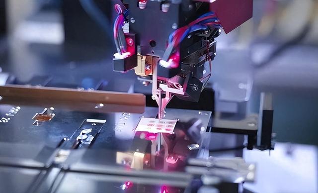 不装了，荷兰就光刻机对中国亮明态度，日本意识到“上当”了