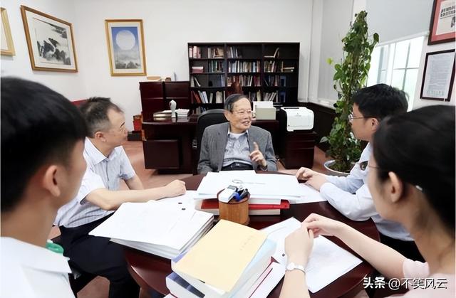 杨振宁身覆国旗，翁帆是家属代表站第一位，重量级好友也到场悼念