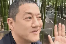 过气明星有多惨，背负千万债务、穷到下跪借钱、死后无钱安葬图片