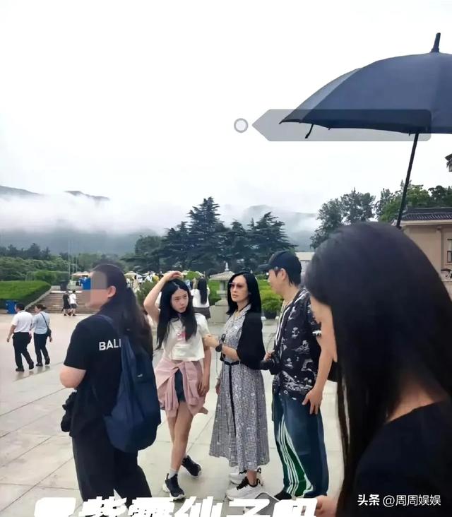 黄贯中夫妇游陕西波浪谷,朱茵女神虽有岁月痕迹,精气神却很好!