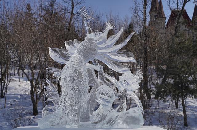 白天是水晶童话，夜晚是流光幻境！长春冰雪新天地国际冰雪雕大赛收官在即