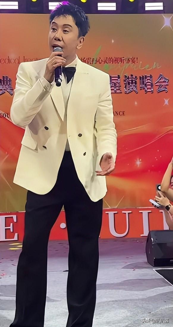 他8次上春晚，作死被捕入狱，如今56岁无人问津，沦落到四处走穴