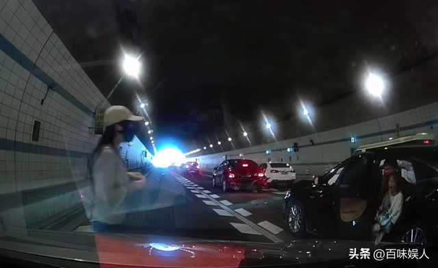 太暖！男孩跪地拦车求救后续，妈妈发声感谢好心人，男孩帅照曝光
