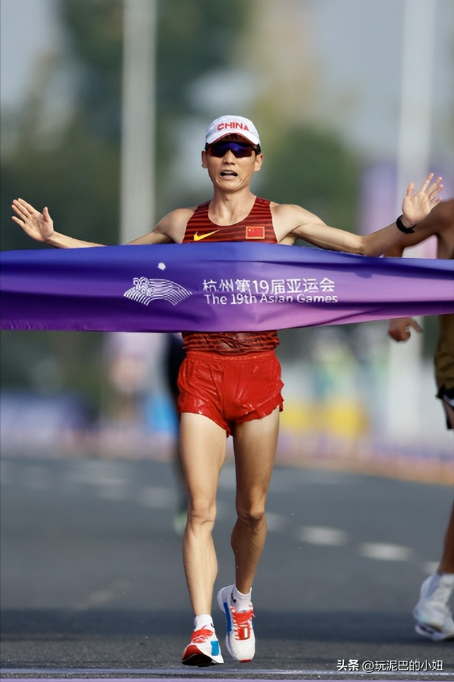 时隔10年！田径世锦赛喜讯：中国队第4枚奖牌来了 逆转：身披国旗