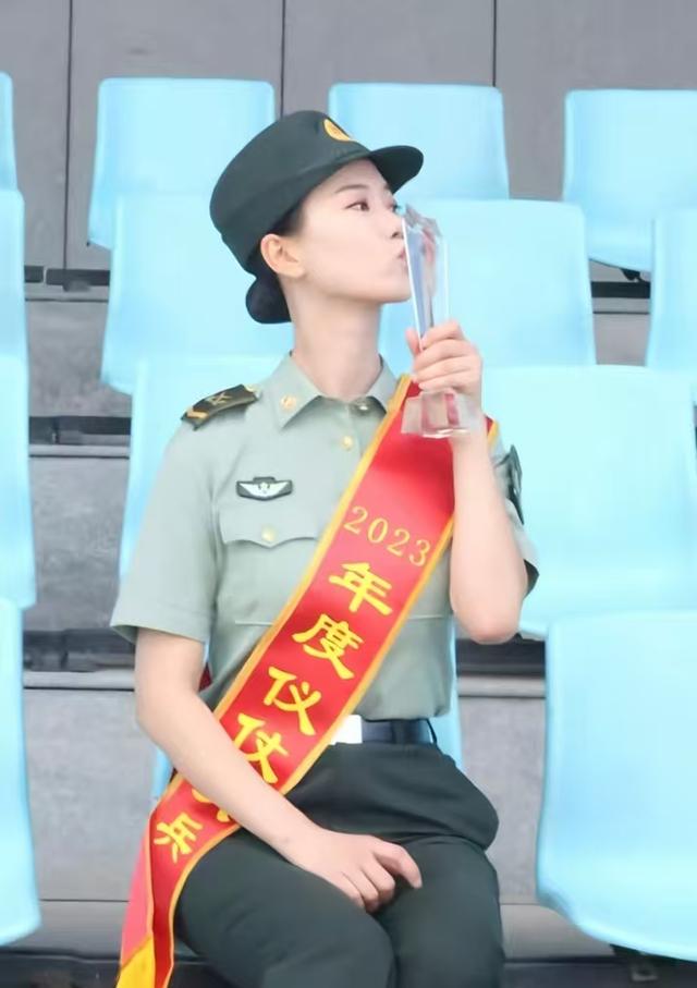 太牛了！女民兵李思颖阅兵回家仅半天,母亲就宣布其新身份，恭喜