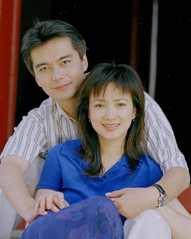 何晴葬礼现场，24岁儿子手捧骨灰和遗像，前夫许亚军缺席