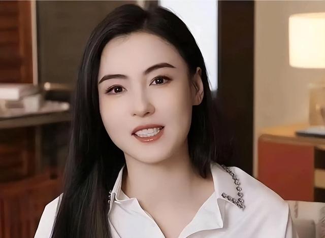 45岁张柏芝现身法庭，四个助理相伴阵仗大，遭前经纪人索赔逾千万