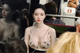 浙江美女穿吊带坐公交车，乘客纷纷低头不敢看，真是太尴尬了！图片