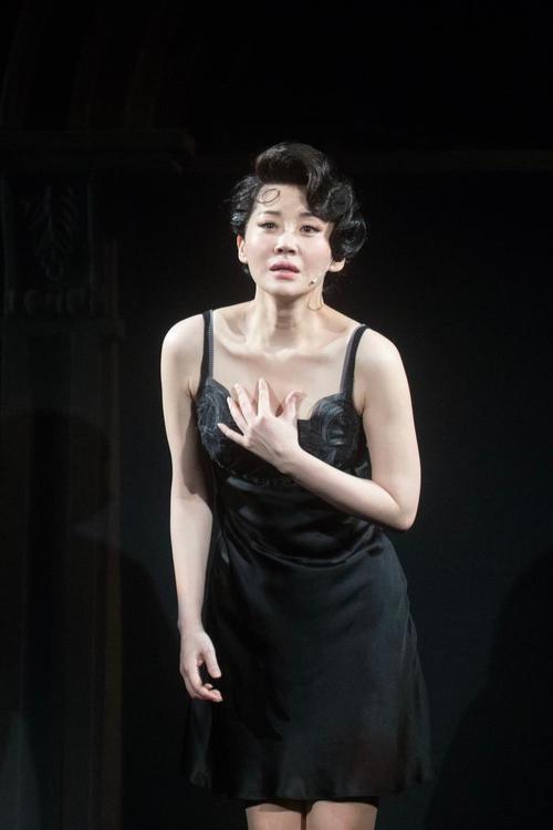 她一生 “风流成性	、老少通吃	”，撩汉无数，现如今56岁却依旧单身