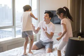 亲子成长：给孩子成人礼送什么礼物好 父母是孩子最好的避风港图片