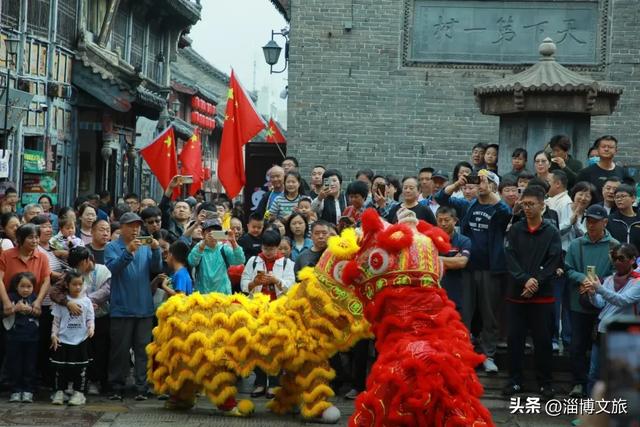雨天也挡不住！国庆假期，淄博又火了！还上了央视~