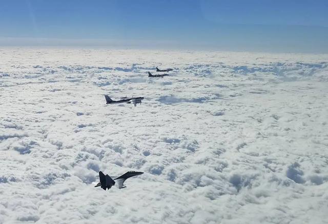 不到24小时，美日对等反制中俄巡航	，高市正得意，就收到一噩耗