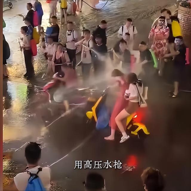 滚出中国！云南泼水节炸出一群“男流氓”，当众扒衣喷私处太龌龊