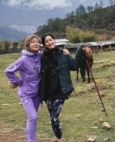 31岁带三娃还能说走就走?章泽天的登山照,戳中多少妈妈的痛点