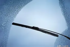 汽车雨刮器刮不干净，而且有异响，这样清理很多年都不用更换！图片