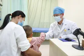 满月宝宝严重肾积水，专家携手术机器人帮“疏通”图片