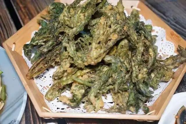 在太行山红石古村，点亮三百盏暖黄灯光的云阶客栈，成了晚归人最温柔的巢