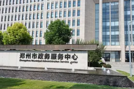 郑州：在政务服务中心换驾照图片