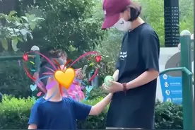 网友公园偶遇赵丽颖，穿衣简单大方，儿子身高明显长高，画面温馨图片