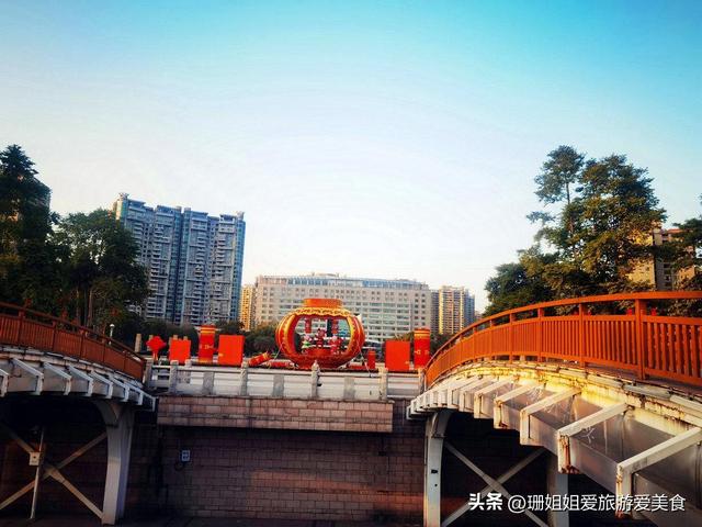 清远城市会客厅，在母亲河北江河畔，有城市地标雕塑：丹凤朝阳